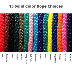 Puede incluir: 15 opciones de cuerda de color s&oacute;lido. La cuerda es trenzada y tiene una superficie texturizada. Los colores son rojo, burdeos, negro, verde cazador, marr&oacute;n, verde kelly, rosa suave, turquesa, morado, verde azulado, amarillo, azul real, naranja, rosa intenso y azul marino.
