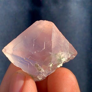 148 c.t Dark Pink Fluorite Crystal Specimen-Minerals-Rocks-Gemstones-Rough-Antique-Jewllery-Raw-Natural-Healing-Chakra Stone-Rare-Facet-Cut. image 7