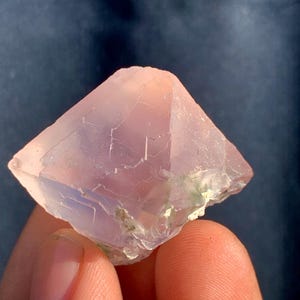 148 c.t Dark Pink Fluorite Crystal Specimen-Minerals-Rocks-Gemstones-Rough-Antique-Jewllery-Raw-Natural-Healing-Chakra Stone-Rare-Facet-Cut. image 8