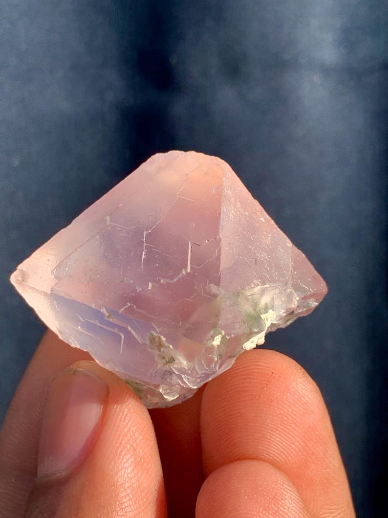 148 c.t Dark Pink Fluorite Crystal Specimen-Minerals-Rocks-Gemstones-Rough-Antique-Jewllery-Raw-Natural-Healing-Chakra Stone-Rare-Facet-Cut. image 8