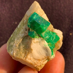 177.0 カート パキスタンのスワット鉱山産の天然の美しいトップダークグリーンカラーエメラルドクラスター束。