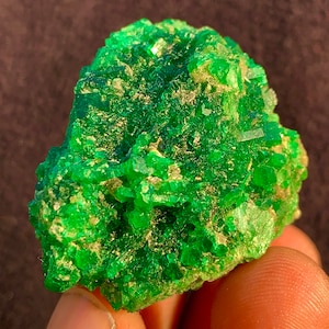 168.0 カート パキスタンのスワット鉱山産の天然の美しいトップダークグリーンカラーエメラルドクラスター束。