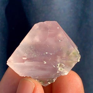 148 c.t Dark Pink Fluorite Crystal Specimen-Minerals-Rocks-Gemstones-Rough-Antique-Jewllery-Raw-Natural-Healing-Chakra Stone-Rare-Facet-Cut. image 4