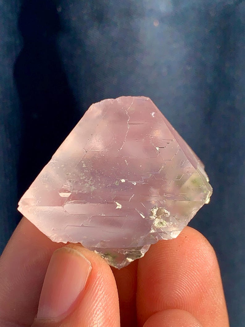 148 c.t Dark Pink Fluorite Crystal Specimen-Minerals-Rocks-Gemstones-Rough-Antique-Jewllery-Raw-Natural-Healing-Chakra Stone-Rare-Facet-Cut. image 4