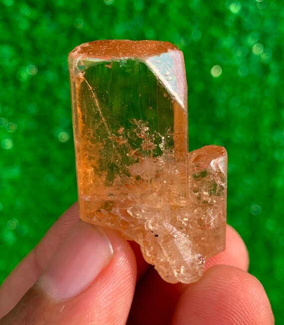 98カラットのハニーシェリートパーズクリスタル：シガー産の両頭宝石