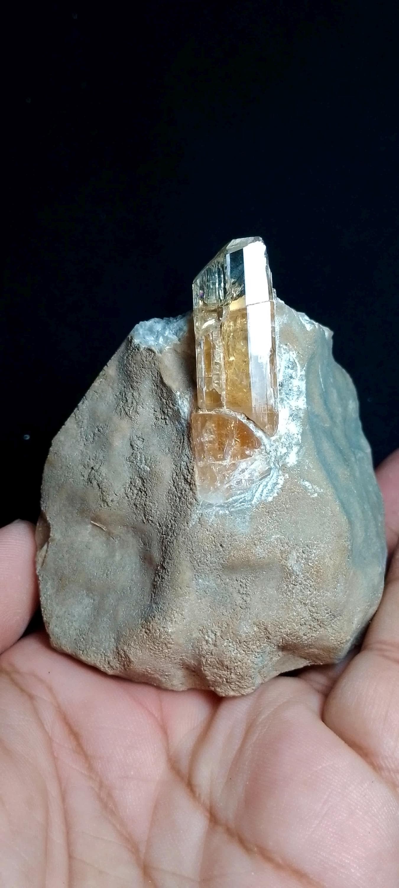 1538カラットのインペリアルオレンジトパーズ結晶、パキスタン産鉱物 
