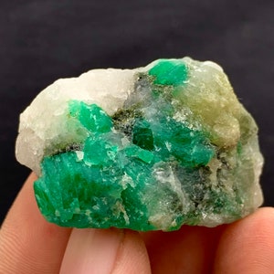 パキスタンのスワット鉱山産、マトリックス結合標本上の天然の美しい終末トップダークグリーンカラーエメラルドクラスター 120 カート。