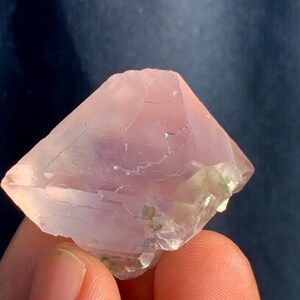 148 c.t Dark Pink Fluorite Crystal Specimen-Minerals-Rocks-Gemstones-Rough-Antique-Jewllery-Raw-Natural-Healing-Chakra Stone-Rare-Facet-Cut. image 3