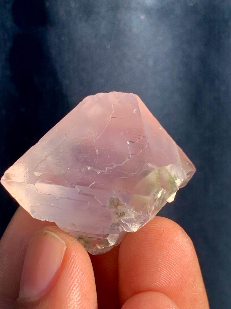 148 c.t Dark Pink Fluorite Crystal Specimen-Minerals-Rocks-Gemstones-Rough-Antique-Jewllery-Raw-Natural-Healing-Chakra Stone-Rare-Facet-Cut. image 3