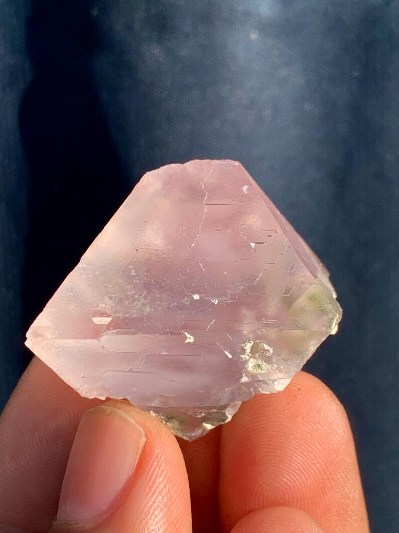 148 c.t Dark Pink Fluorite Crystal Specimen-Minerals-Rocks-Gemstones-Rough-Antique-Jewllery-Raw-Natural-Healing-Chakra Stone-Rare-Facet-Cut. image 5