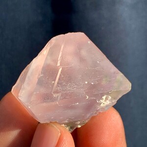 148 c.t Dark Pink Fluorite Crystal Specimen-Minerals-Rocks-Gemstones-Rough-Antique-Jewllery-Raw-Natural-Healing-Chakra Stone-Rare-Facet-Cut. image 6