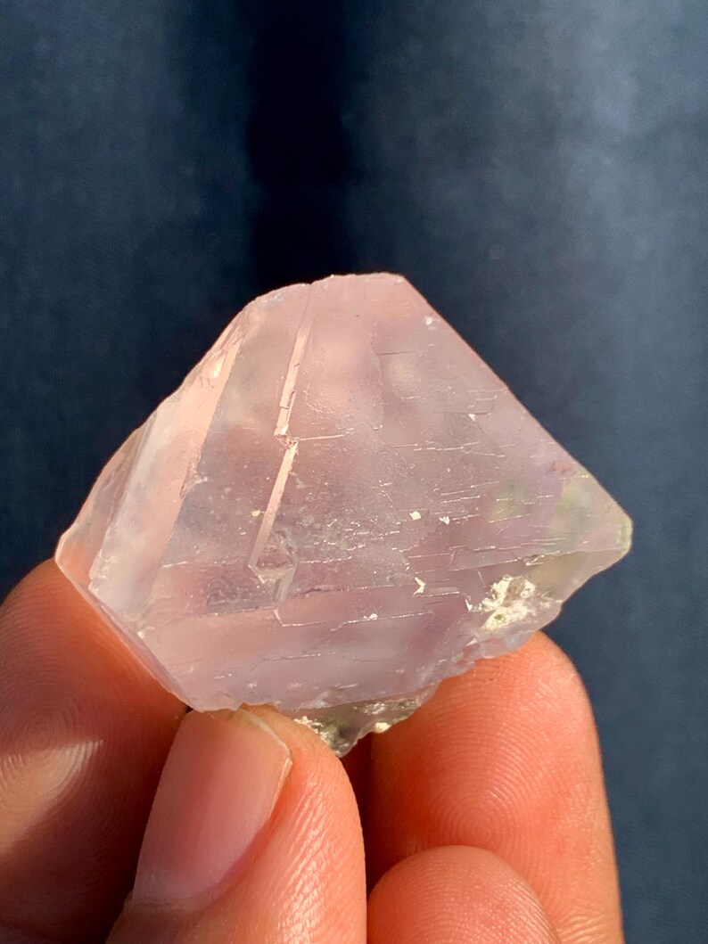148 c.t Dark Pink Fluorite Crystal Specimen-Minerals-Rocks-Gemstones-Rough-Antique-Jewllery-Raw-Natural-Healing-Chakra Stone-Rare-Facet-Cut. image 6