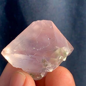 148 c.t Dark Pink Fluorite Crystal Specimen-Minerals-Rocks-Gemstones-Rough-Antique-Jewllery-Raw-Natural-Healing-Chakra Stone-Rare-Facet-Cut. image 2