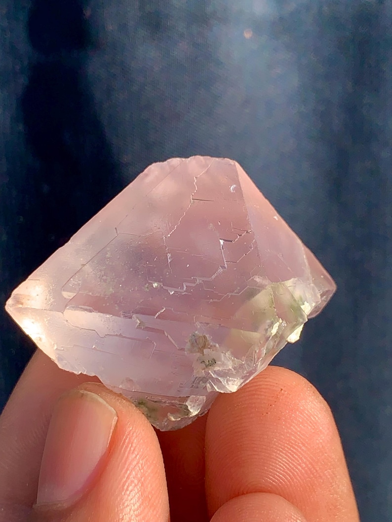 148 c.t Dark Pink Fluorite Crystal Specimen-Minerals-Rocks-Gemstones-Rough-Antique-Jewllery-Raw-Natural-Healing-Chakra Stone-Rare-Facet-Cut. image 2