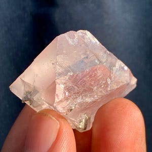 148 c.t Dark Pink Fluorite Crystal Specimen-Minerals-Rocks-Gemstones-Rough-Antique-Jewllery-Raw-Natural-Healing-Chakra Stone-Rare-Facet-Cut. image 9