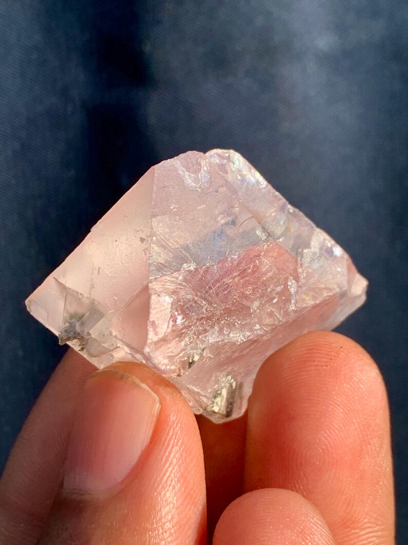 148 c.t Dark Pink Fluorite Crystal Specimen-Minerals-Rocks-Gemstones-Rough-Antique-Jewllery-Raw-Natural-Healing-Chakra Stone-Rare-Facet-Cut. image 9