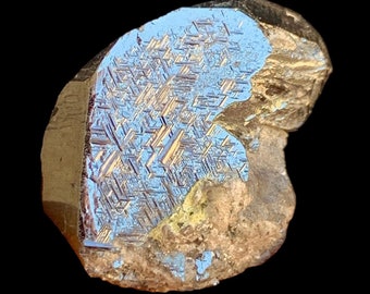 Grappe de rutile noir de 36,0 carats sur cristal combiné lustré hématite en provenance de Skardu, Pakistan.