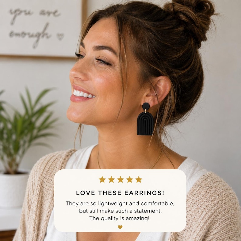 K&ouml;nnte beinhalten: Mattschwarze H&auml;ngeohrringe mit einem gestuften Bogendesign und einem kleinen runden Stecker. Die Ohrringe werden an einer Person gezeigt und von einer Bewertung begleitet, die lautet: LOVE THESE EARRINGS! They are so lightweight and comfortable, but still make such a statement. The quality is amazing!
