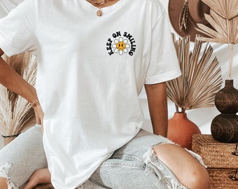 Keep On Smiling TShirt, Cool Retro T-Shirt, Positive Vibes Tee, Trendy Daisy t shirt, Happy Shirt for Women