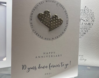 Trouwkaart voor tien jaar, tinnen trouwkaart, 10e huwelijksverjaardagskaart, tinnen harten jubileumkaart. Vrouw: