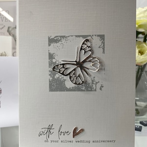 Una tarjeta de aniversario de bodas de plata bellamente decorada, mariposa de plata, 25 aniversario de bodas, aniversario de plata, 25 años