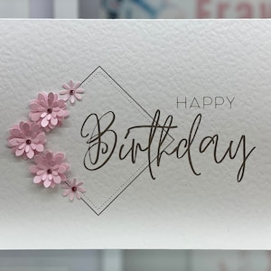 Carte d'anniversaire avec fleurs en papier et pierres précieuses, carte de joyeux anniversaire, carte de voeux florale, joliment décorée sur carte martelée