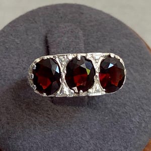Vintage 1977 Sterling Silver Garnet Trilogy Ring, London Hallmark, UK Size M 1/2
