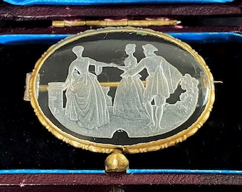 Georgische 9ct gouden bergkristal broche - conversie - fijne handgesneden diepdruk van drie Georgische figuren - 3,7 cm lengte