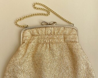 Bolso de noche vintage - Lurex dorado con detalle ahumado - Forro rosa concha - Correa de cadena en tono dorado - 7 x 8 1/2 pulgadas