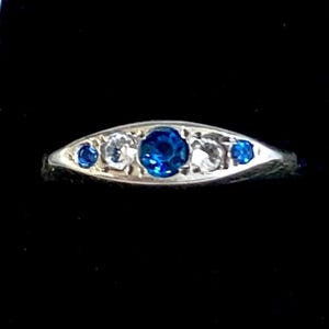 Ring van sterling zilver met saffier in bootvorm, gekeurd in 1977, maat O (VK).