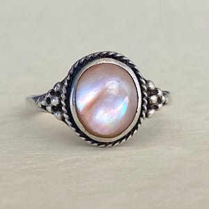 Vintage silverrosa snäckskalring – Elegant feminin kustnära, 1990-tal - UK R 1/2