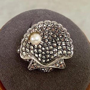 Liten vintage brosch i sterlingsilver med pilgrimsmussla - Pärla och pavémarkasit, 50-talets mitt