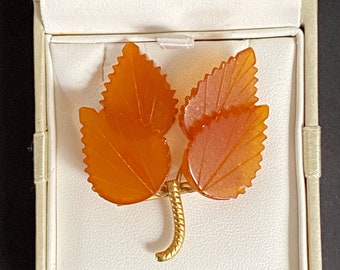 Spilla con foglia d'ambra color miele intagliata naturale sovietica degli anni '60 - 5 cm x 4,2 cm - 5 g
