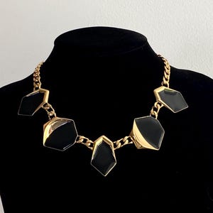 MONET geometrische slabbetje - zwart email en goudkleur - eind jaren 70 - VS tarief prepaid