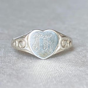 Elegant hjärtsignetring i vintagestil, monogram med JH-skrift, axlar med rullar, liten storlek UK J