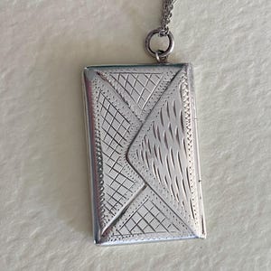 1992 London-stämplat stämpelfodral i sterlingsilver – Stor rektangulär medaljong på IBB-signerad kedja