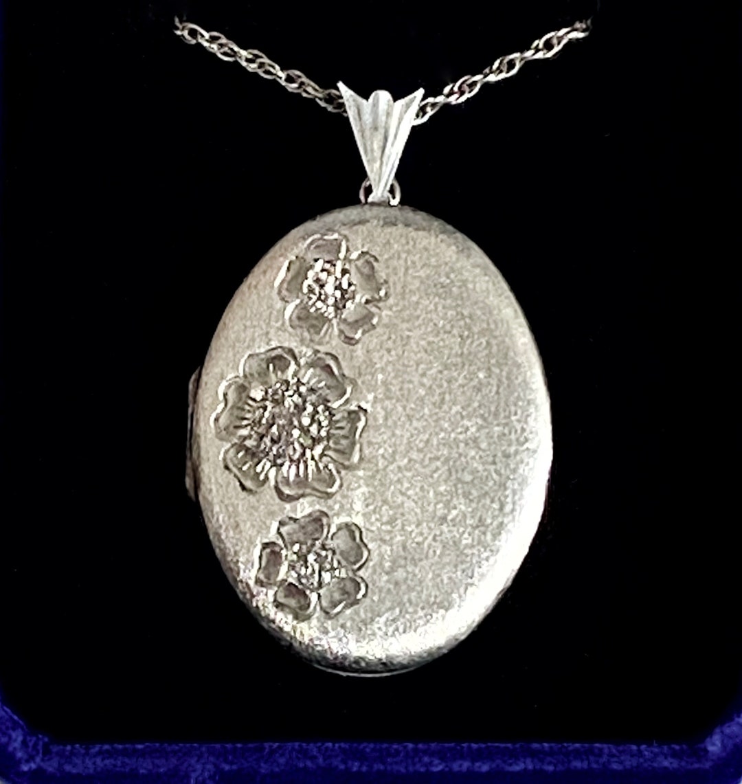 1977年製スターリングシルバー製フローラルロケット：テクスチャード