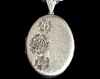 1977年製スターリングシルバー製フローラルロケット：テクスチャード