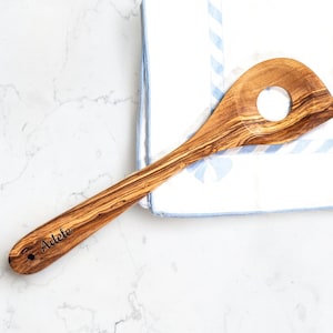 Unique Kitchen Essentials: Colher de madeira de oliveira gravada - Ideal para chefes de cozinha, personalizável