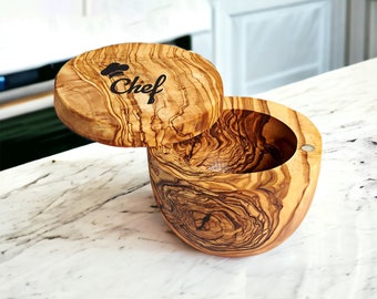 Salero de madera de olivo grabado con cuchara pequeña - decoración rústica de cocina, regalo para marido (+ acondicionador de madera gratis)