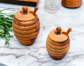 Tarro de madera de olivo para miel con cucharón hecho a mano - Accesorio de cocina gourmet-Idea de regalo(+ acondicionador de madera gratis)