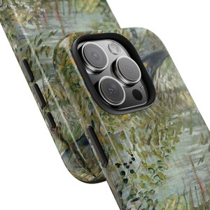 Peut inclure: Une coque de t&eacute;l&eacute;phone avec un motif de peinture impressionniste vert et jaune. L'&eacute;tui a un bord noir pour l'objectif de la cam&eacute;ra et des boutons lat&eacute;raux noirs. L'&oelig;uvre repr&eacute;sente un paysage avec de l'eau et du feuillage.