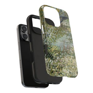 Peut inclure: Un smartphone noir avec une coque de protection repr&eacute;sentant une peinture de paysage verte, jaune et blanche. La coque est d&eacute;tach&eacute;e, montrant l'appareil photo du t&eacute;l&eacute;phone et l'int&eacute;rieur noir de la coque.
