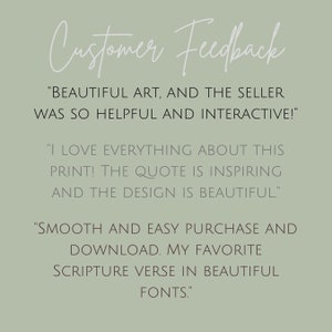 Op de afbeelding: Klantfeedback voor een digitale printbare kunstprint. De tekst luidt: "Prachtige kunst, en de verkoper was zo behulpzaam en interactief!" "Ik hou van alles aan deze print! De quote is inspirerend en het ontwerp is prachtig." "Soepel en gemakkelijk te kopen en te downloaden. Mijn favoriete bijbelvers in mooie lettertypen."