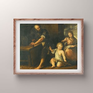 Op de afbeelding: Een schilderij dat een scène van de Heilige Familie voorstelt. Jozef wordt afgebeeld terwijl hij werkt als timmerman, terwijl Maria in de buurt zit en Jezus, als kind, een klein houten kruis vasthoudt. Het schilderij is gesitueerd in een werkplaats met een donkere achtergrond.