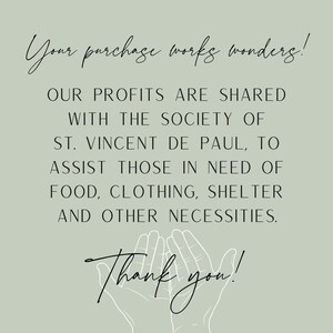 Op de afbeelding: Een afbeelding met de tekst "Your purchase works wonders!" en "OUR PROFITS ARE SHARED WITH THE SOCIETY OF ST. VINCENT DE PAUL, TO ASSIST THOSE IN NEED OF FOOD, CLOTHING, SHELTER AND OTHER NECESSITIES. Thank you!"  De afbeelding toont ook twee handen met open handpalmen.