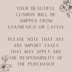 Puede incluir: Texto sobre un fondo marr&oacute;n claro con detalles florales. El texto dice: "Su hermoso coj&iacute;n se enviar&aacute; desde EE. UU./M&eacute;xico o Letonia. Tenga en cuenta que cualquier impuesto de importaci&oacute;n que pueda aplicarse es responsabilidad del comprador."