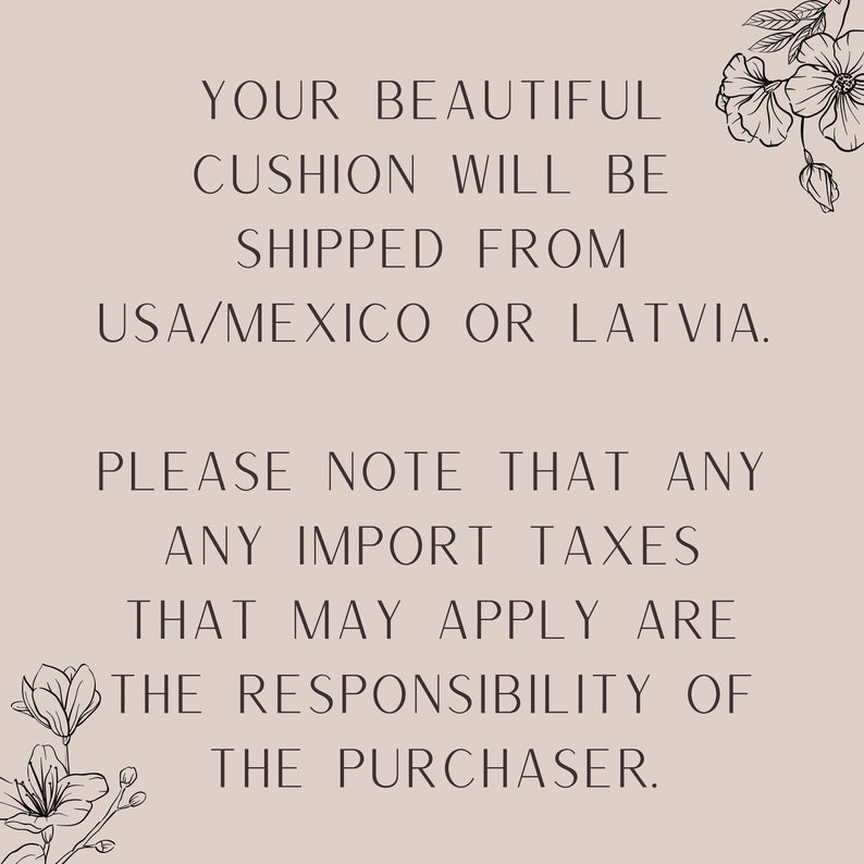 Puede incluir: Texto sobre un fondo marr&oacute;n claro con detalles florales. El texto dice: "Su hermoso coj&iacute;n se enviar&aacute; desde EE. UU./M&eacute;xico o Letonia. Tenga en cuenta que cualquier impuesto de importaci&oacute;n que pueda aplicarse es responsabilidad del comprador."
