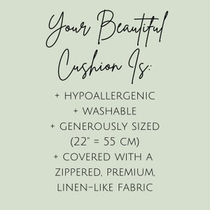 Puede incluir: Texto sobre un fondo verde claro que dice "Your Beautiful Cushion Is:" seguido de una lista de caracter&iacute;sticas: "Hipoalerg&eacute;nico", "Lavable", "Tama&ntilde;o generoso (22" = 55 cm)", "Cubierto con una tela de lino de primera calidad con cremallera".