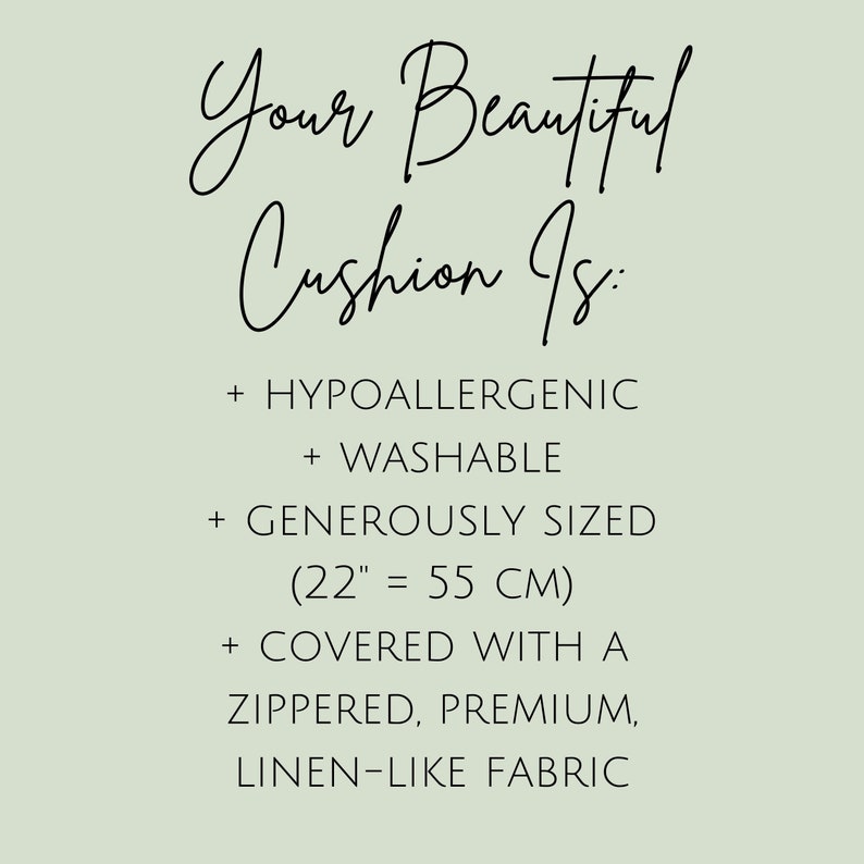 Puede incluir: Texto sobre un fondo verde claro que dice "Your Beautiful Cushion Is:" seguido de una lista de caracter&iacute;sticas: "Hipoalerg&eacute;nico", "Lavable", "Tama&ntilde;o generoso (22" = 55 cm)", "Cubierto con una tela de lino de primera calidad con cremallera".